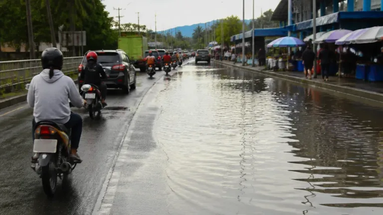 Genangan di Jalan Trans Sulawesi Batui ganggu lalu lintas meski musim kemarau